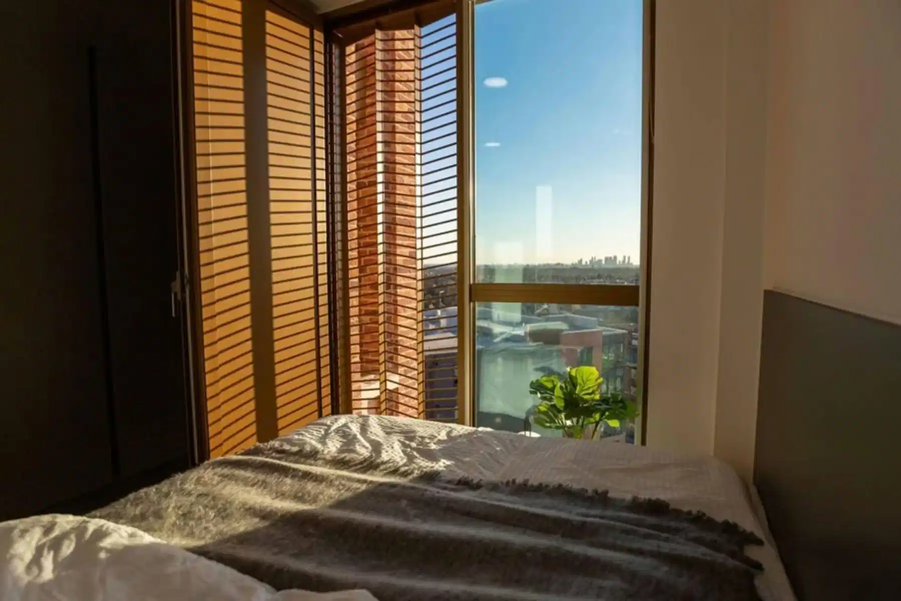 Common Area?w=400&h=260&fit=crop&q=40&auto=format&trim=auto