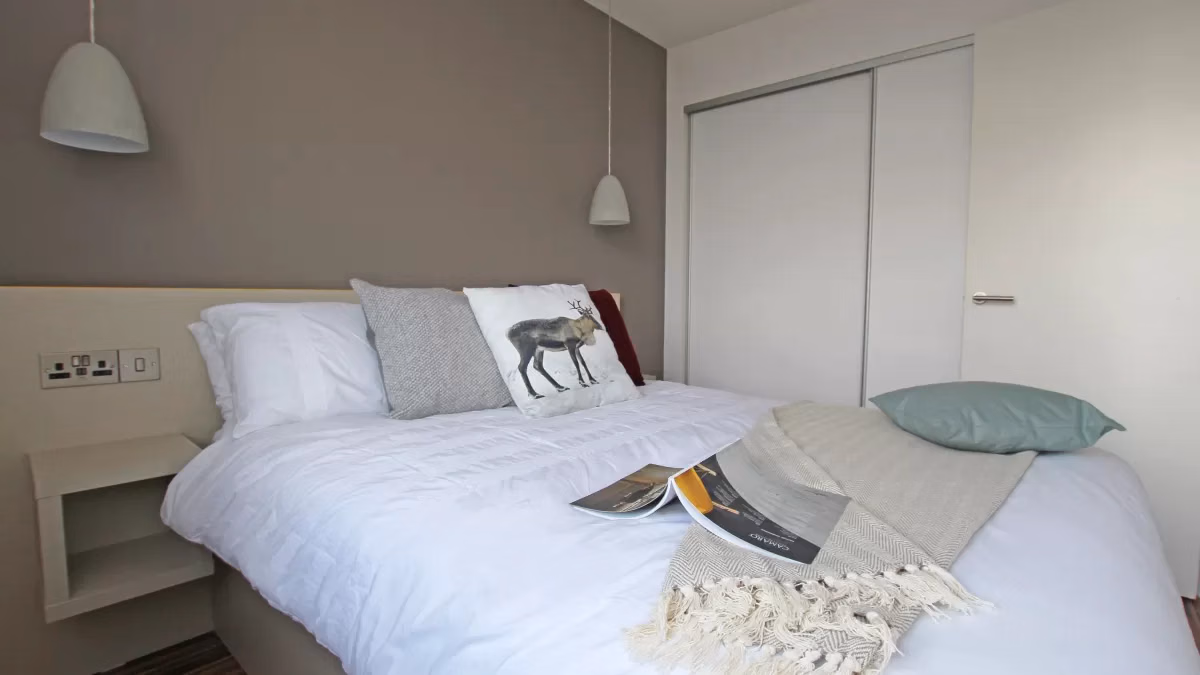 Common Area?w=400&h=260&fit=crop&q=40&auto=format&trim=auto