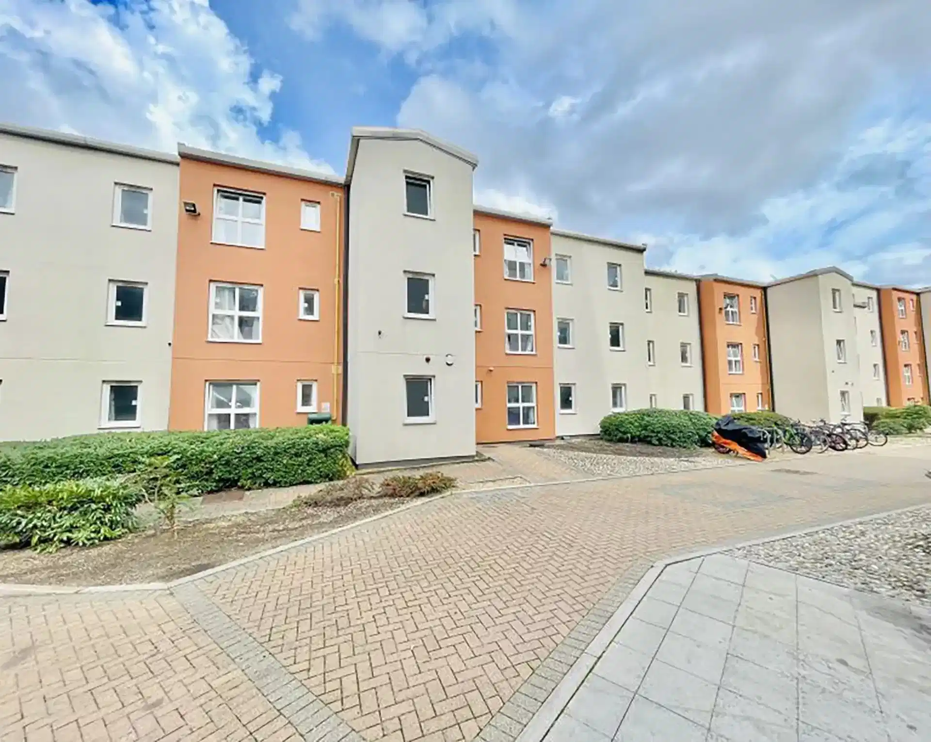 Common Area?w=400&h=260&fit=crop&q=40&auto=format&trim=auto