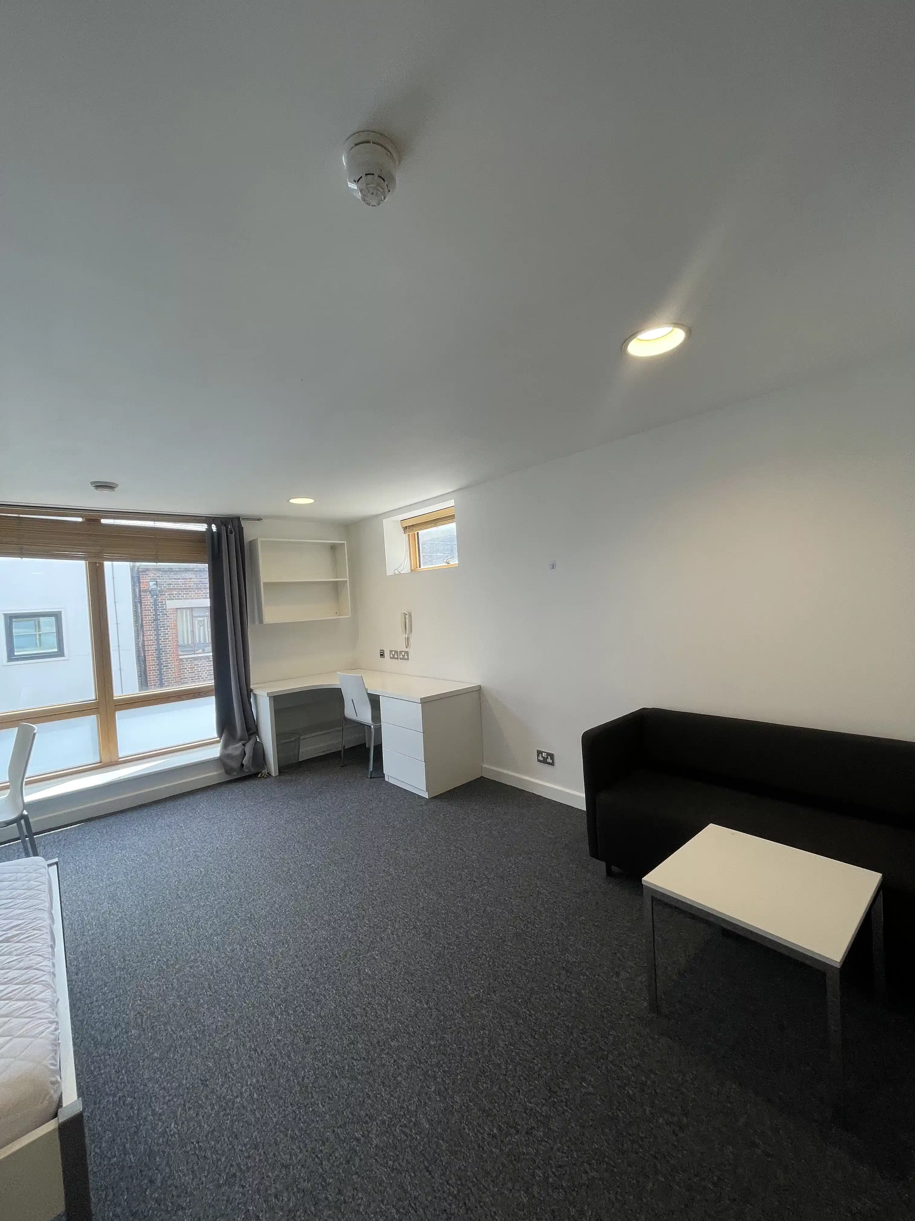 Bathroom?w=400&h=260&fit=crop&q=40&auto=format&trim=auto