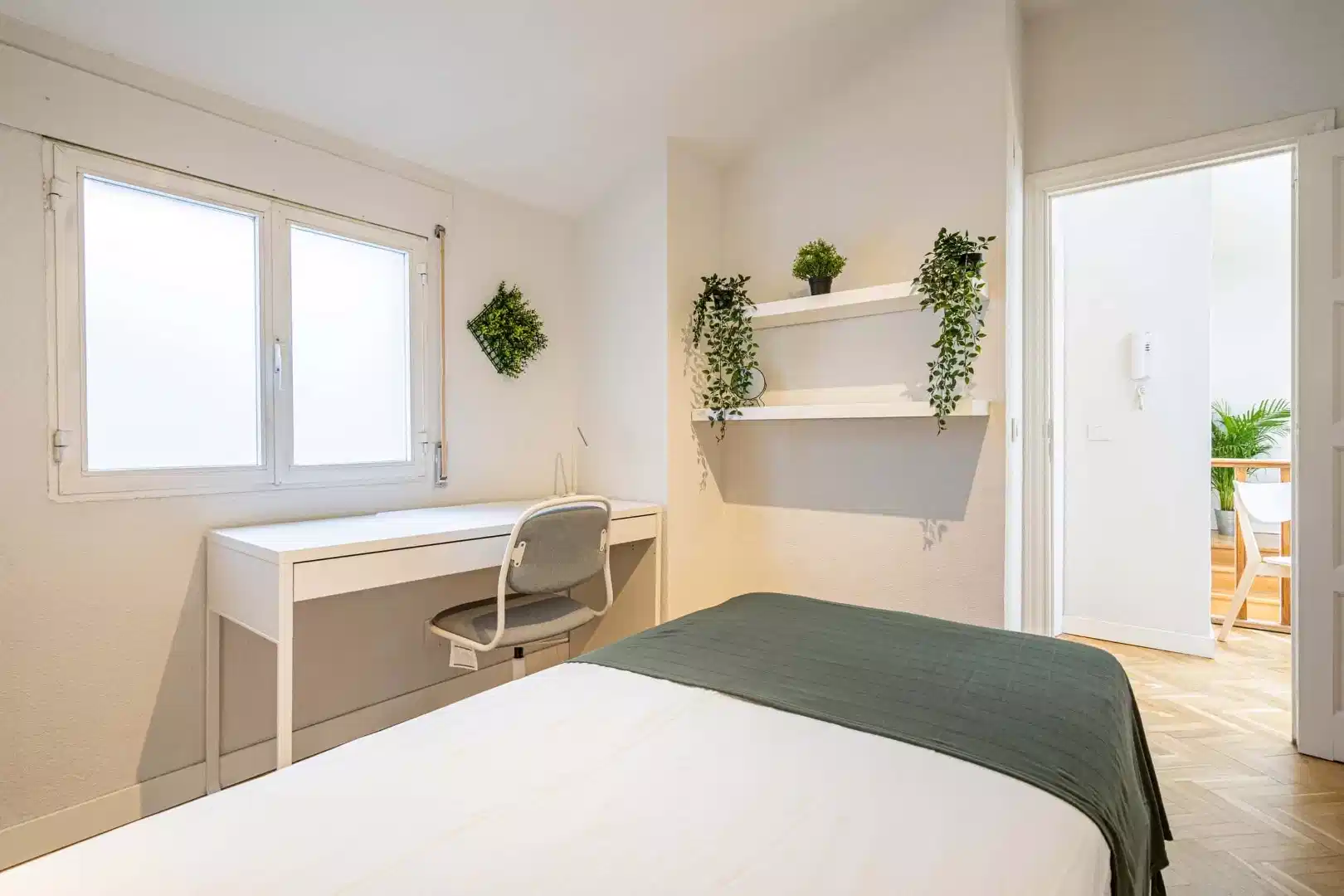 Exterior?w=400&h=260&fit=crop&q=40&auto=format&trim=auto