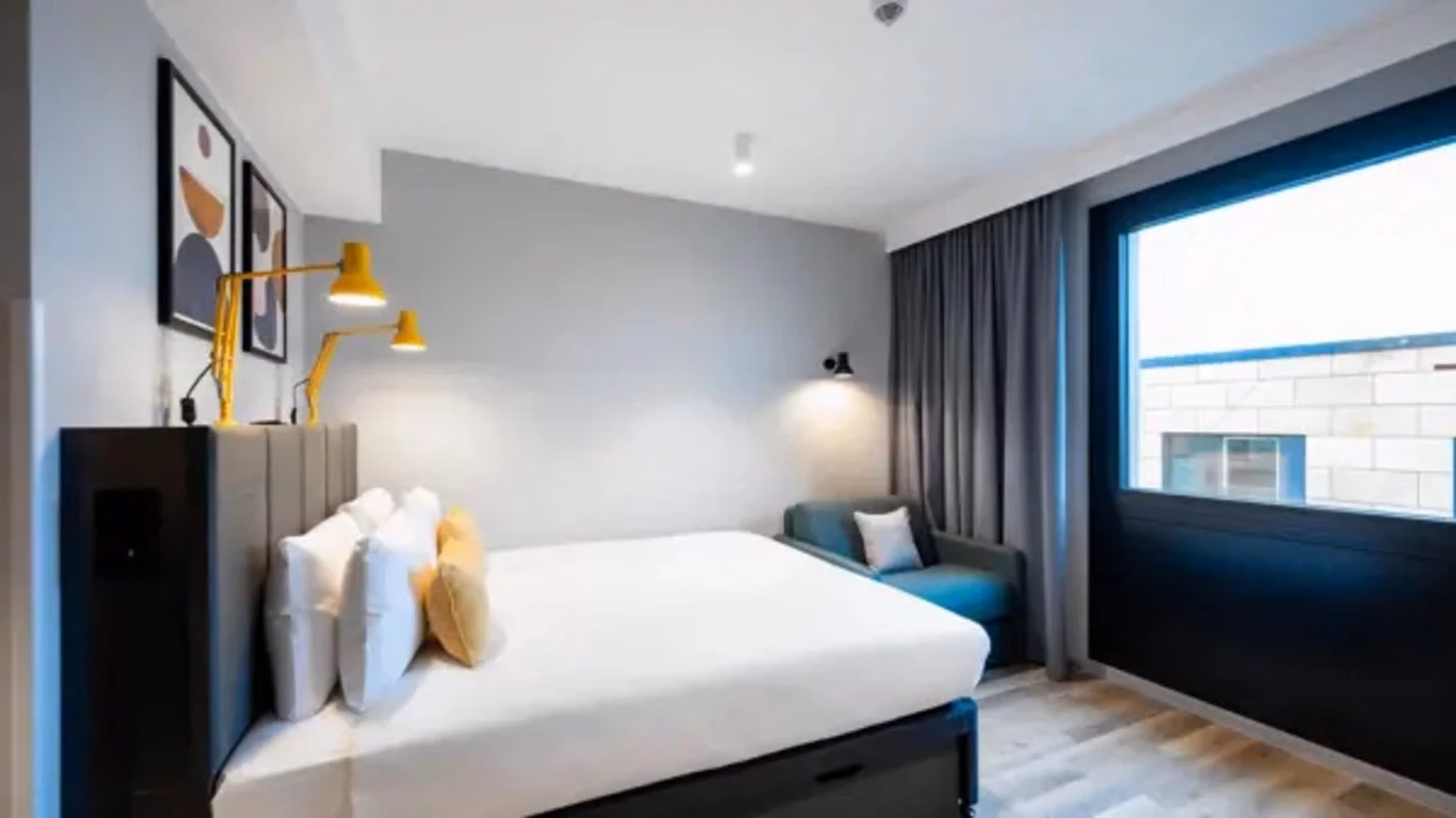 Amenities?w=400&h=260&fit=crop&q=40&auto=format&trim=auto