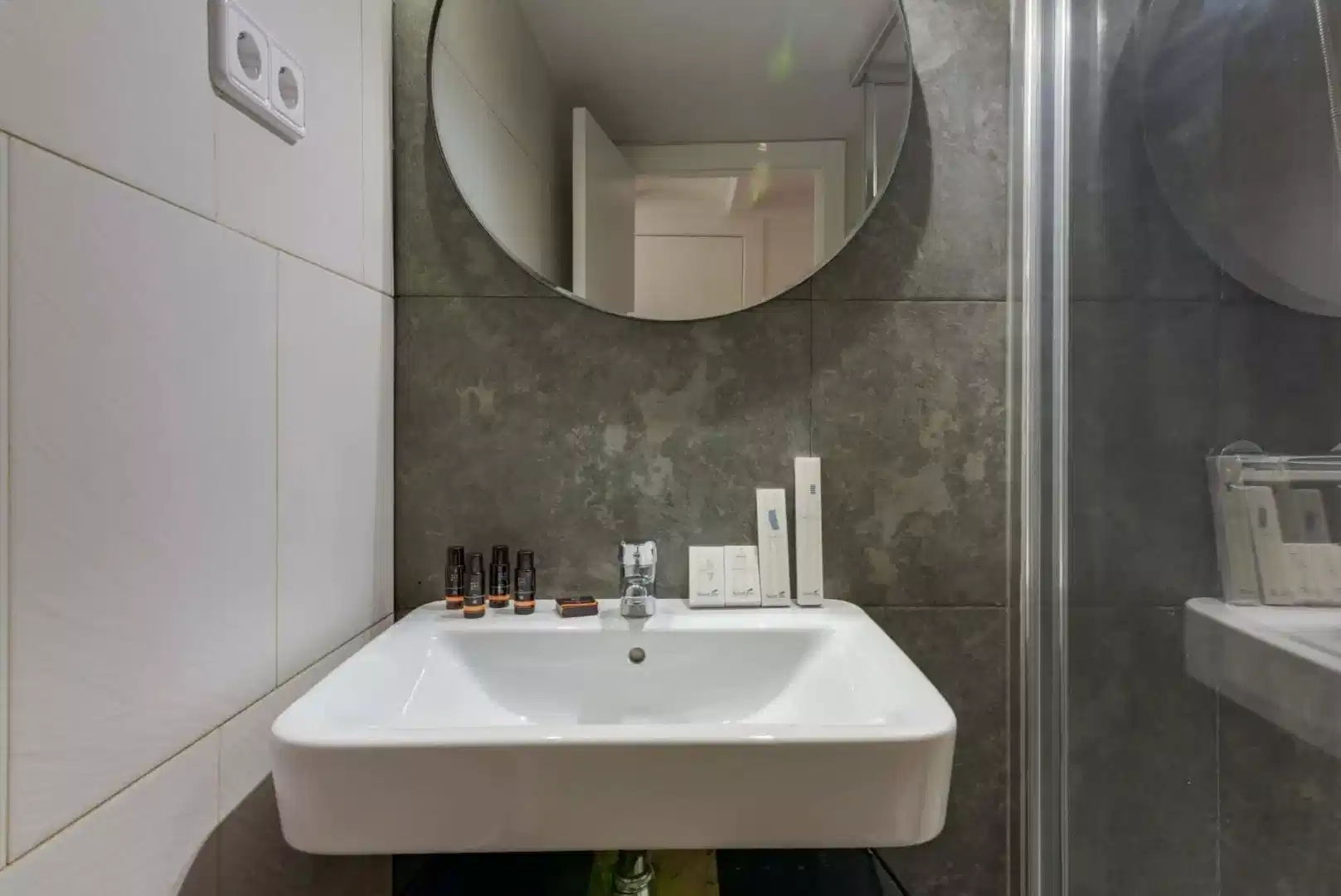 Exterior?w=400&h=260&fit=crop&q=40&auto=format&trim=auto