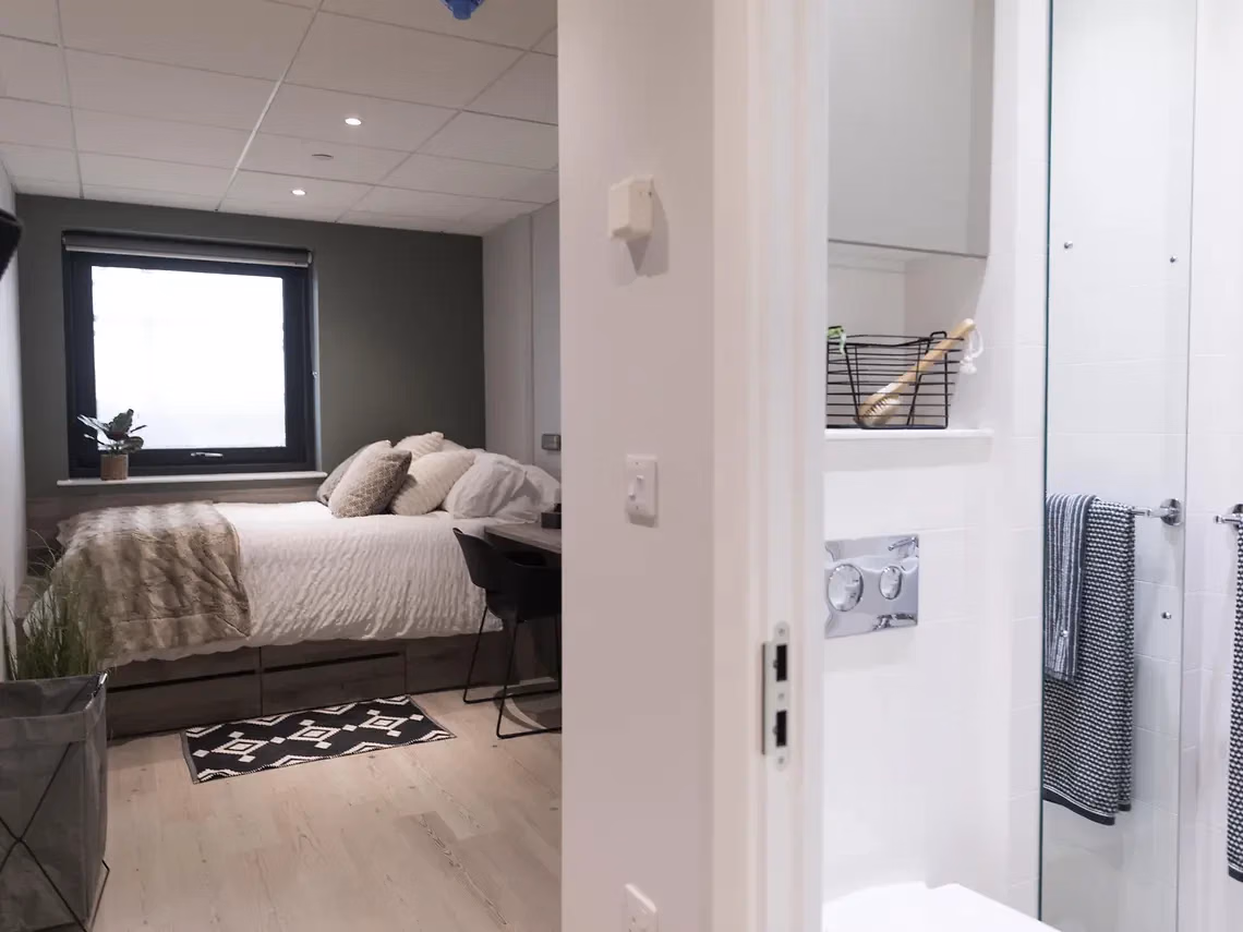 Common Area?w=400&h=260&fit=crop&q=40&auto=format&trim=auto