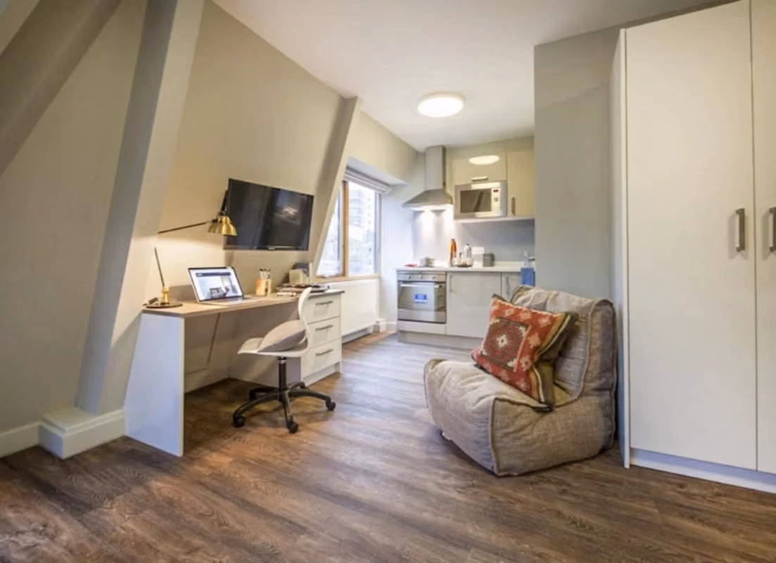 Exterior?w=400&h=260&fit=crop&q=40&auto=format&trim=auto