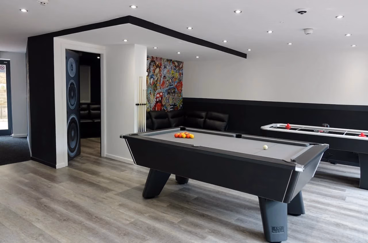 Carr Mills, Leeds - Leeds, England, United Kingdom - Amenities