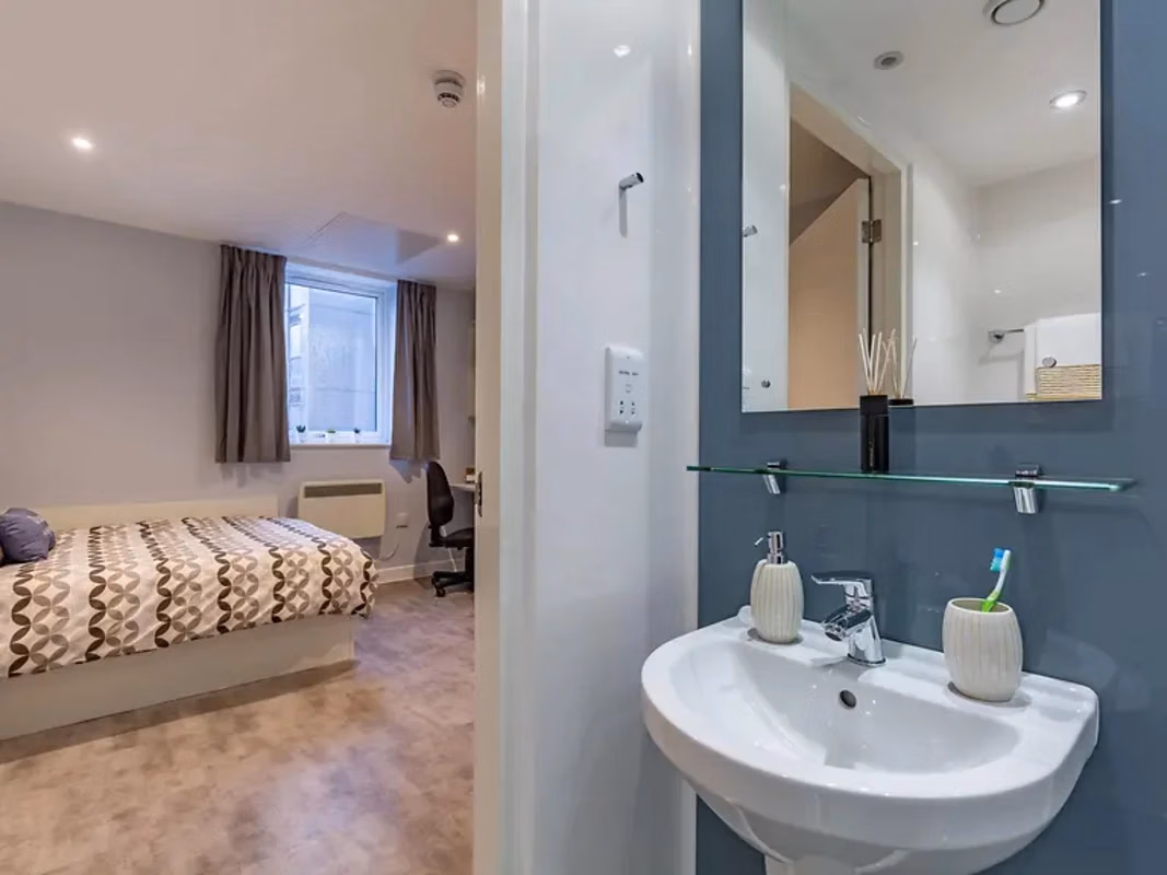 Common Area?w=400&h=260&fit=crop&q=40&auto=format&trim=auto