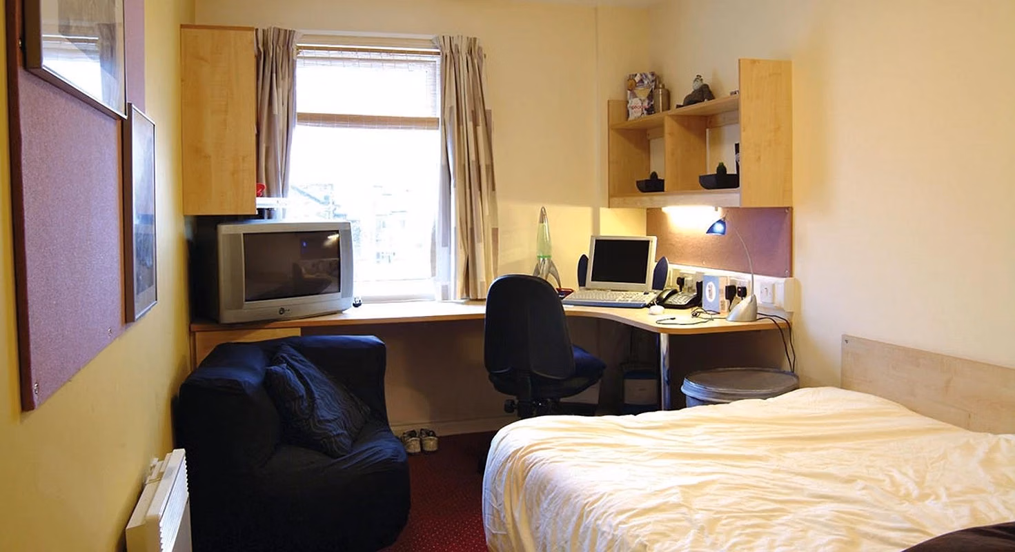 Common Area?w=400&h=260&fit=crop&q=40&auto=format&trim=auto