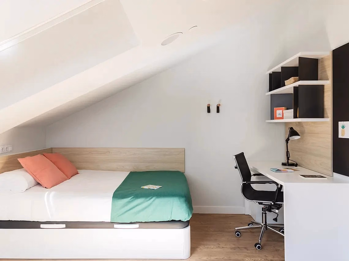 Exterior?w=400&h=260&fit=crop&q=40&auto=format&trim=auto