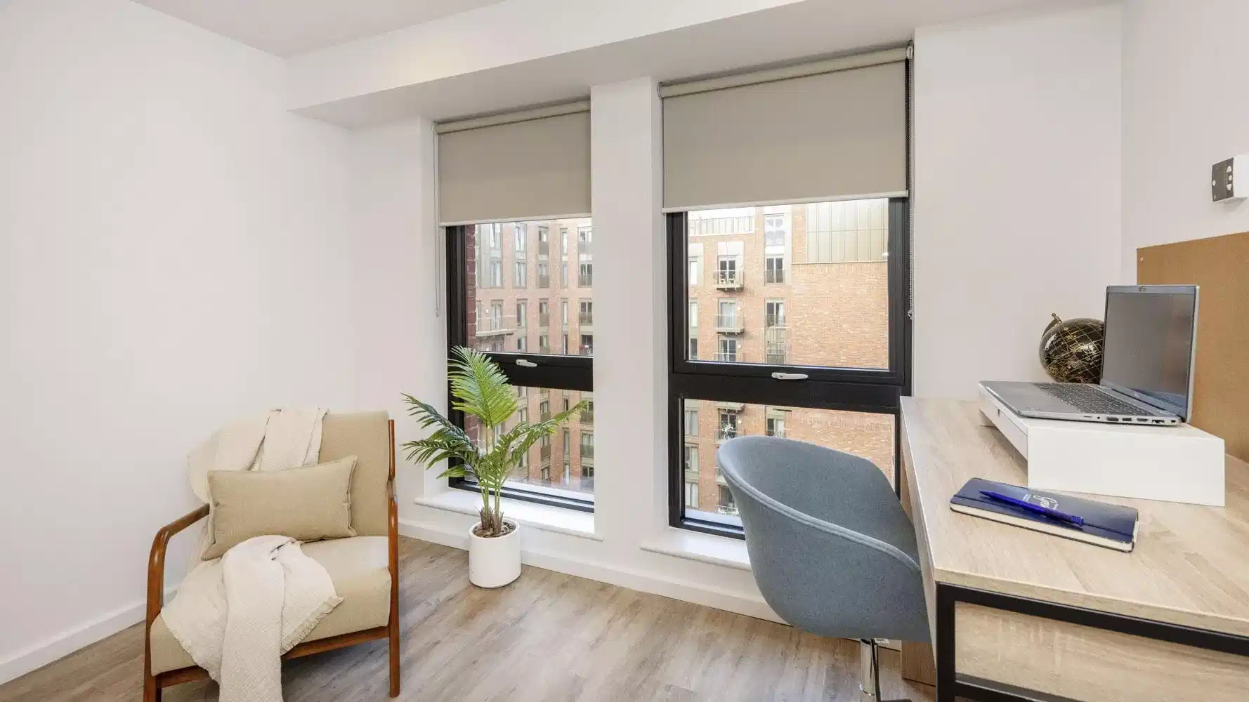 Exterior?w=400&h=260&fit=crop&q=40&auto=format&trim=auto