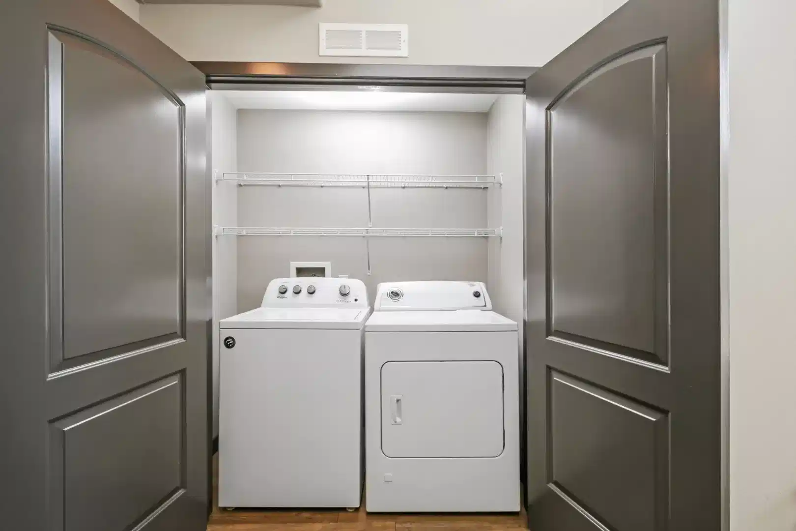 Amenities?w=400&h=260&fit=crop&q=40&auto=format&trim=auto