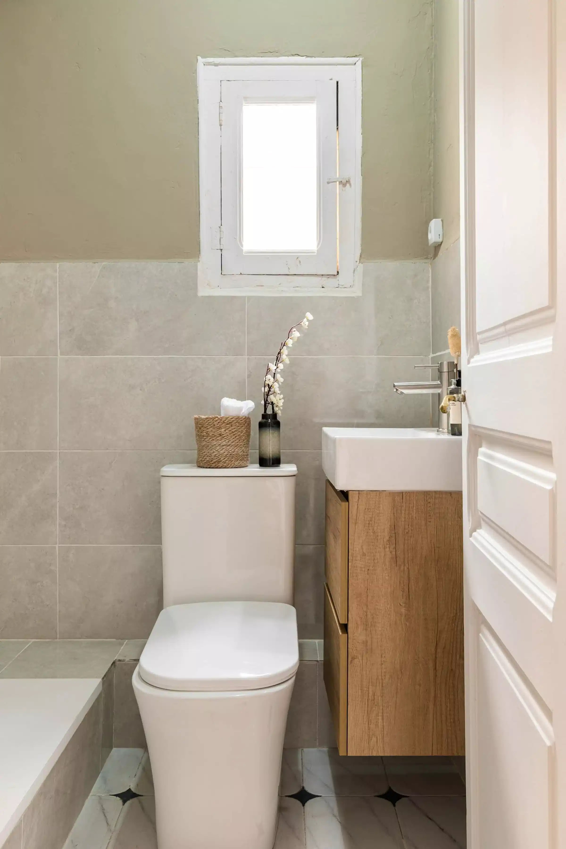 Exterior?w=400&h=260&fit=crop&q=40&auto=format&trim=auto