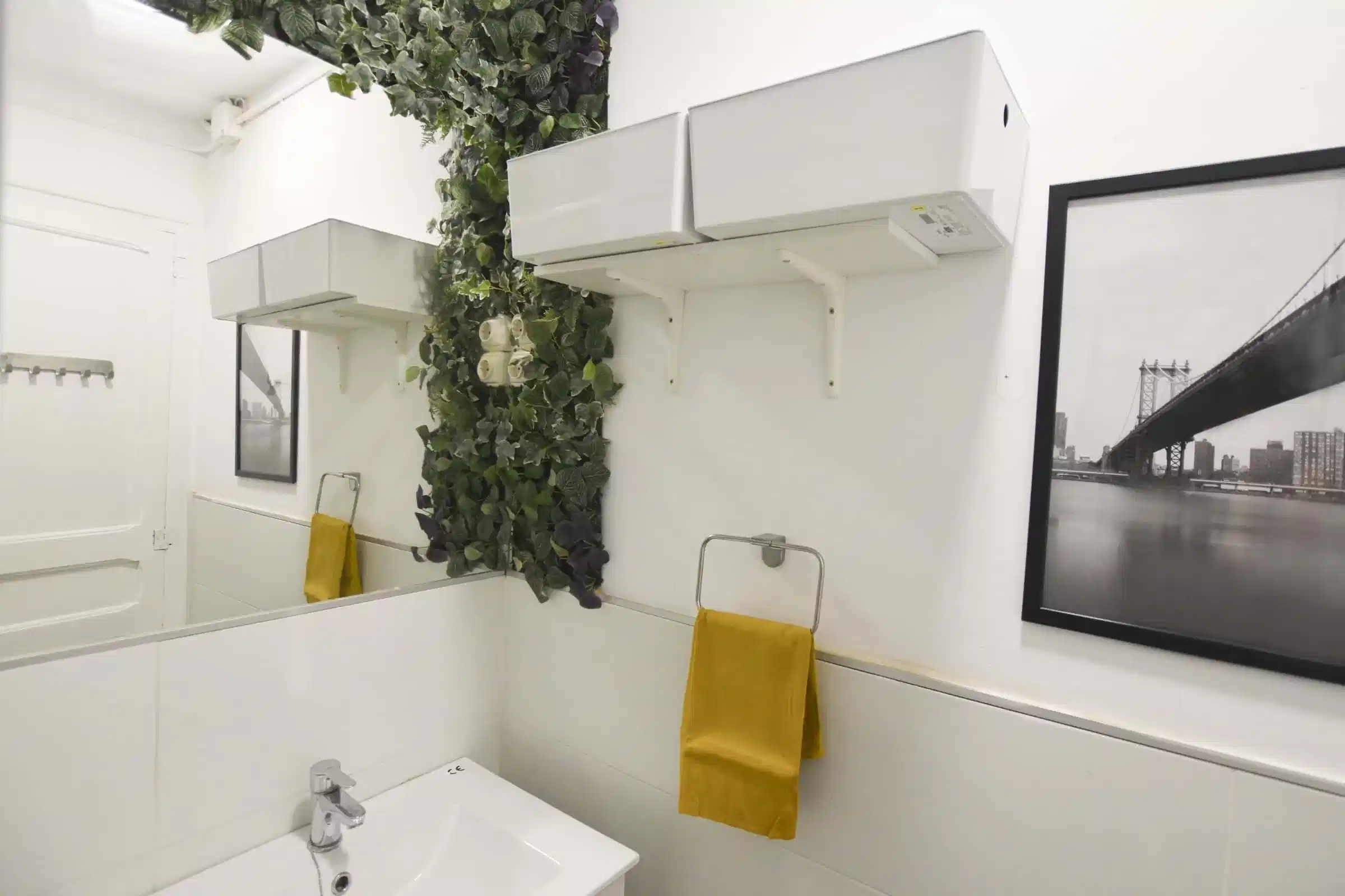 Common Area?w=400&h=260&fit=crop&q=40&auto=format&trim=auto