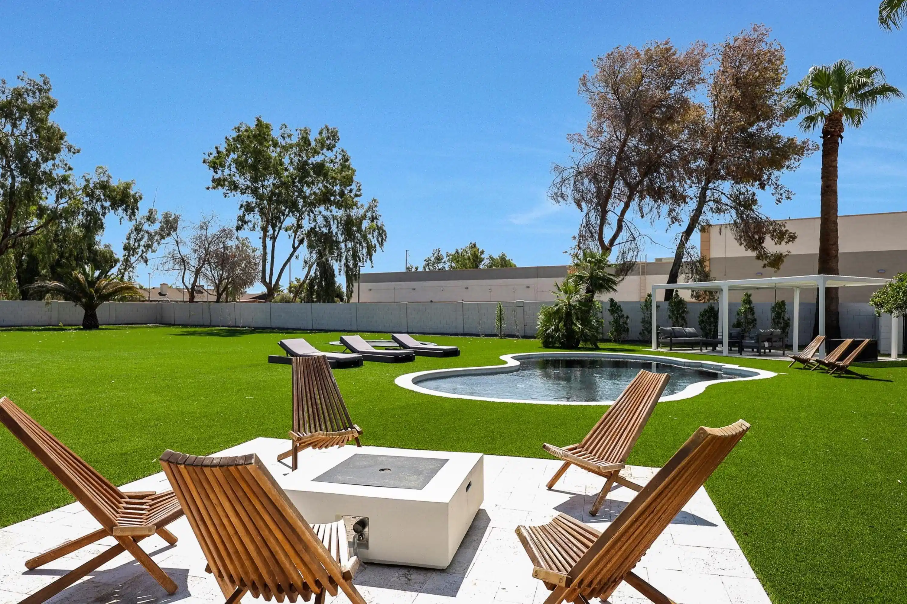 ?w=400&h=260&fit=crop&q=40&auto=format&trim=auto