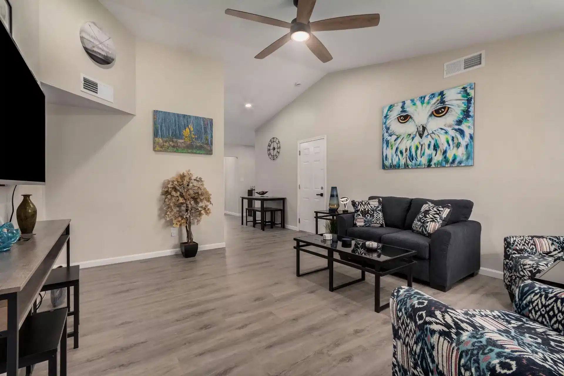 ?w=400&h=260&fit=crop&q=40&auto=format&trim=auto