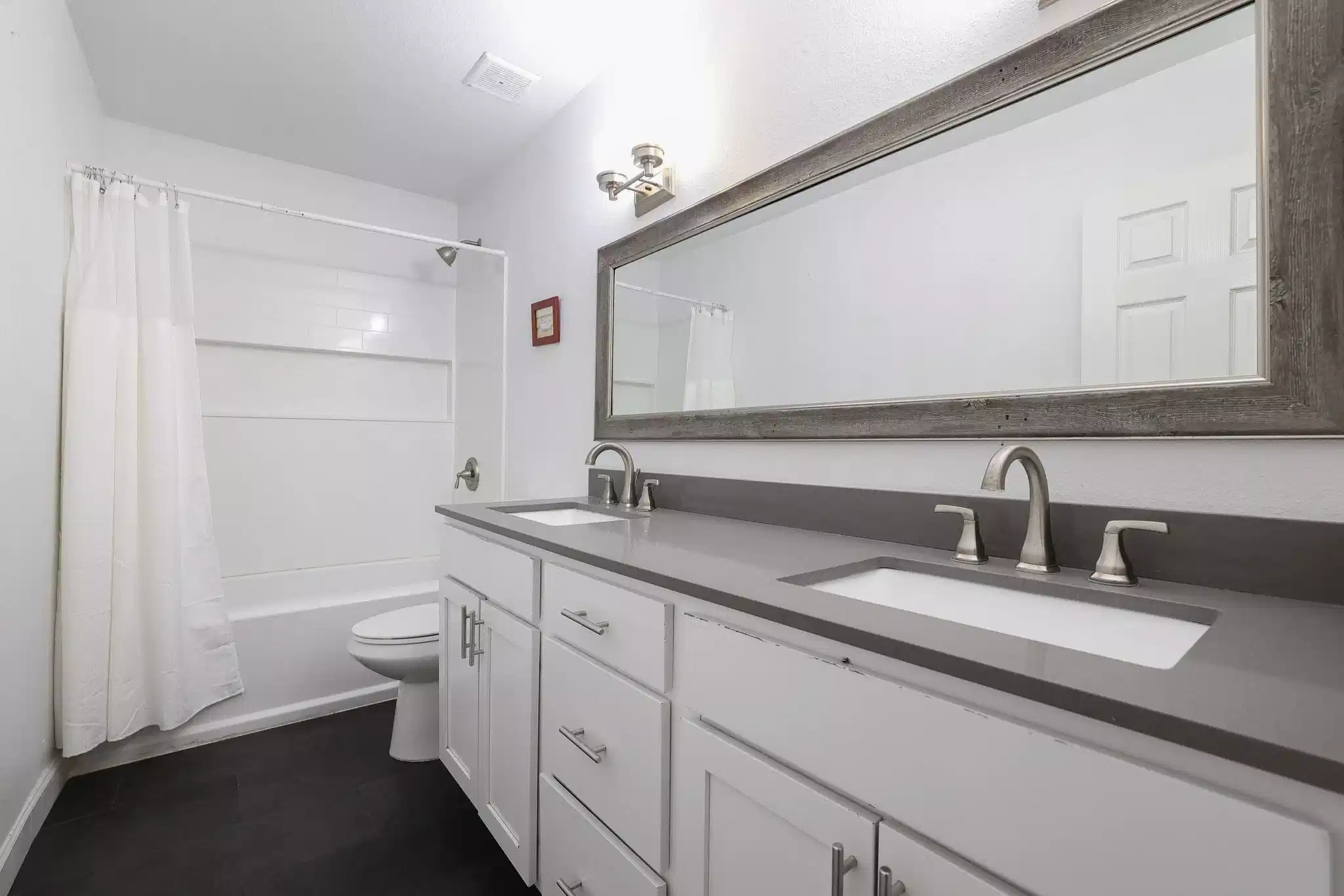 Exterior?w=400&h=260&fit=crop&q=40&auto=format&trim=auto