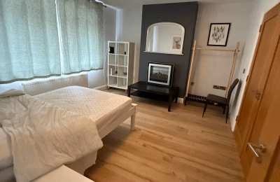 Bedroom?w=400&h=260&fit=crop&q=40&auto=format&trim=auto