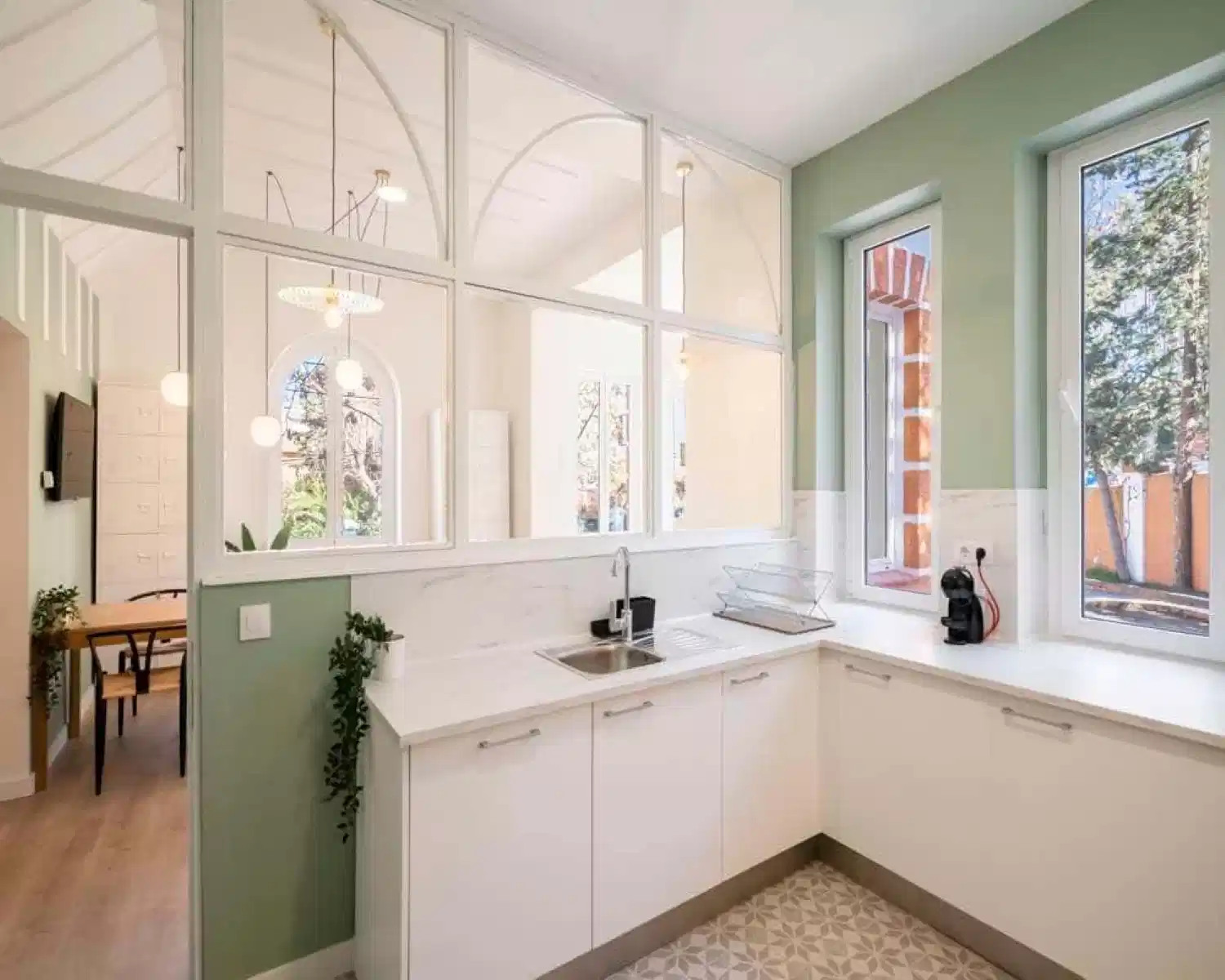 Exterior?w=400&h=260&fit=crop&q=40&auto=format&trim=auto