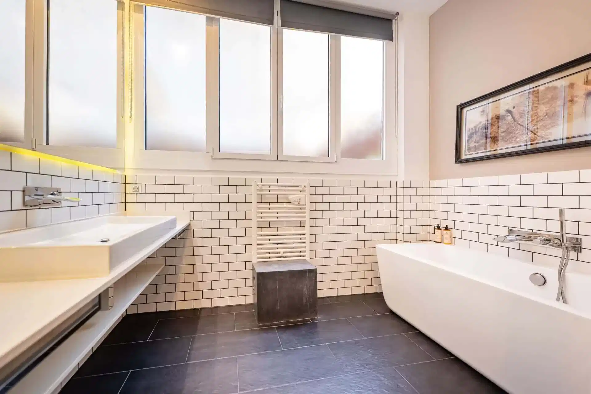 Exterior?w=400&h=260&fit=crop&q=40&auto=format&trim=auto