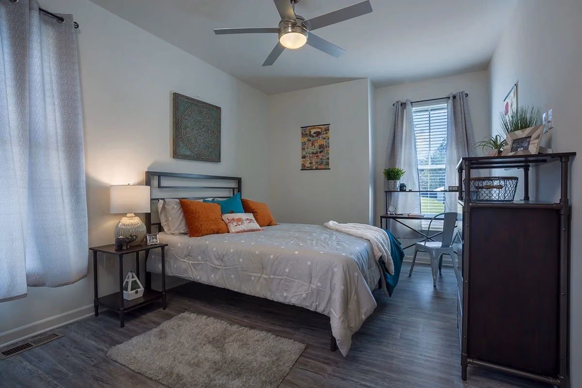 Bedroom?w=400&h=260&fit=crop&q=40&auto=format&trim=auto