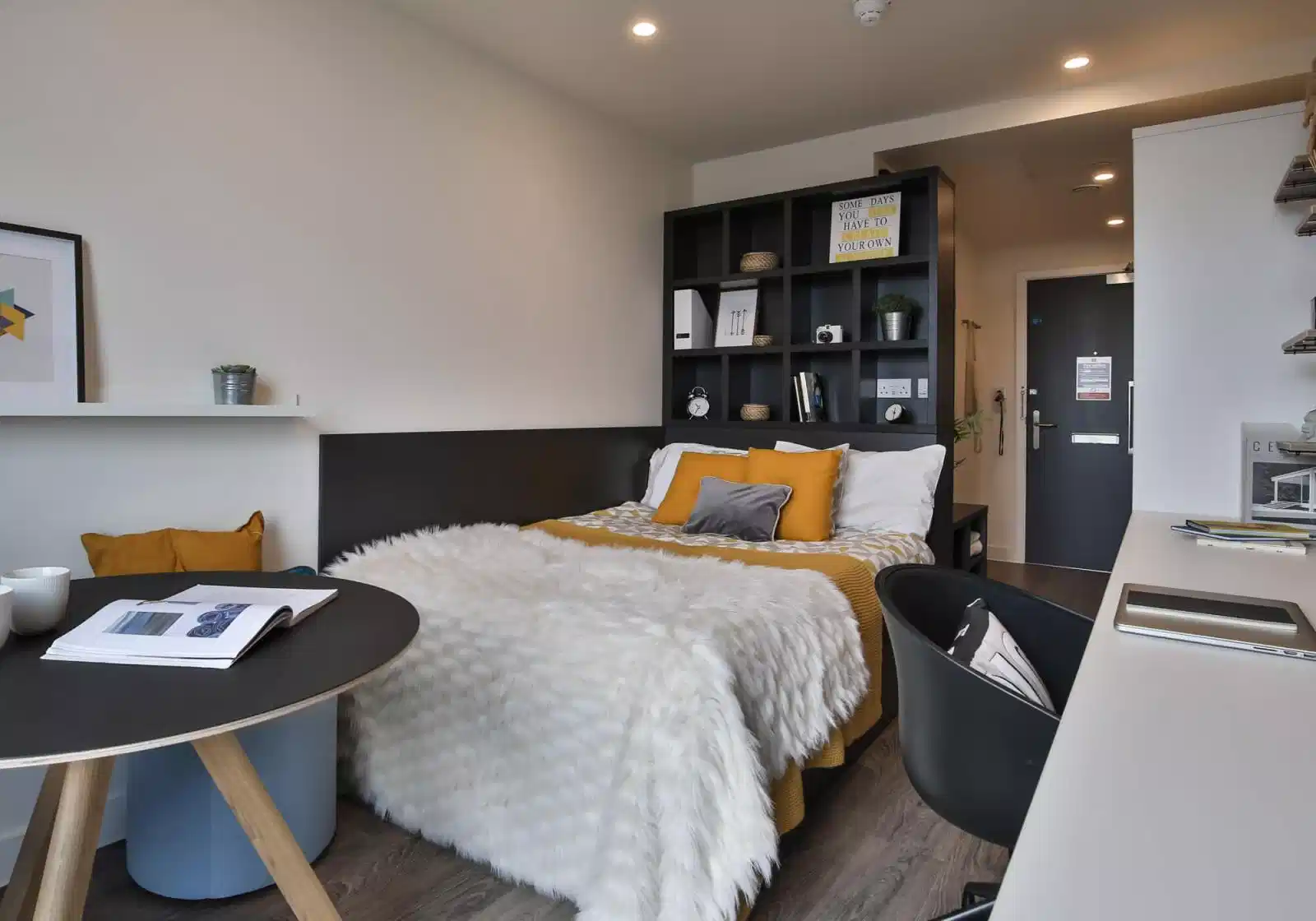 Exterior?w=400&h=260&fit=crop&q=40&auto=format&trim=auto