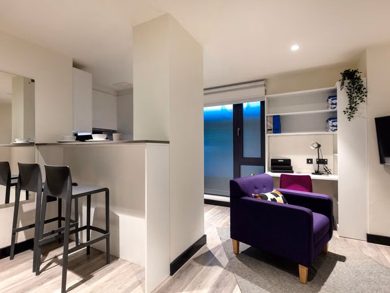 Common Area?w=400&h=260&fit=crop&q=40&auto=format&trim=auto