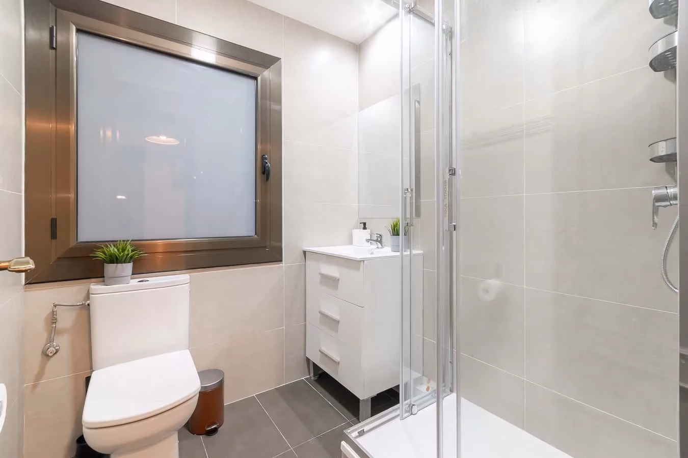 Amenities?w=400&h=260&fit=crop&q=40&auto=format&trim=auto