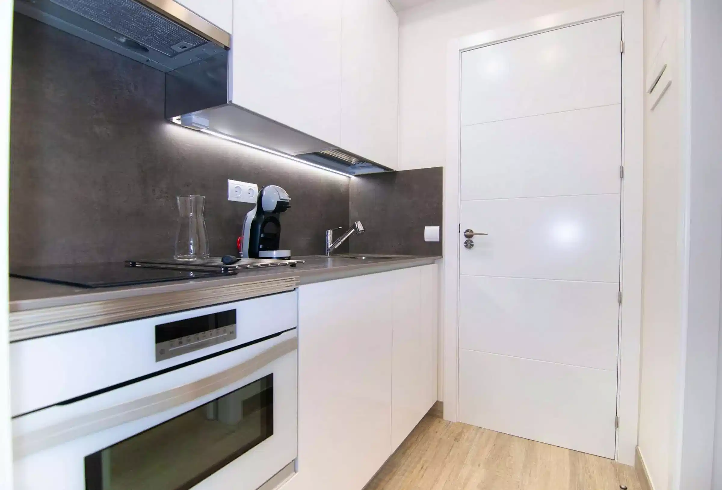 Exterior?w=400&h=260&fit=crop&q=40&auto=format&trim=auto