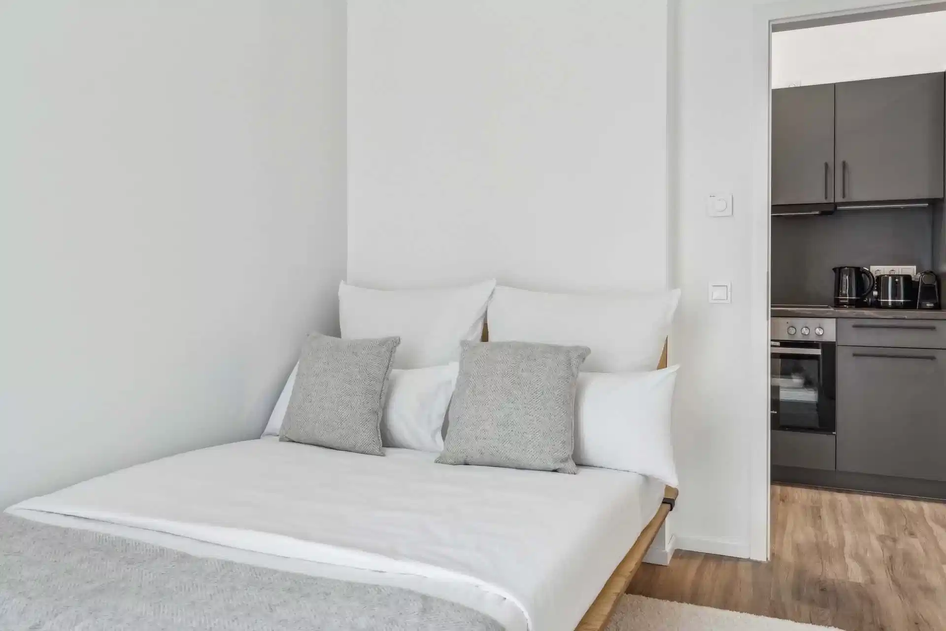 Common Area?w=400&h=260&fit=crop&q=40&auto=format&trim=auto