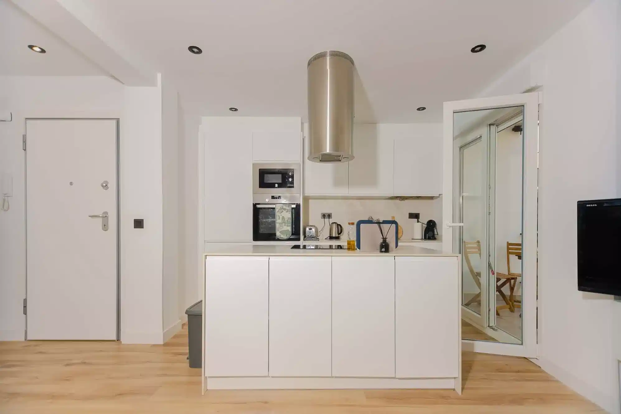 Exterior?w=400&h=260&fit=crop&q=40&auto=format&trim=auto