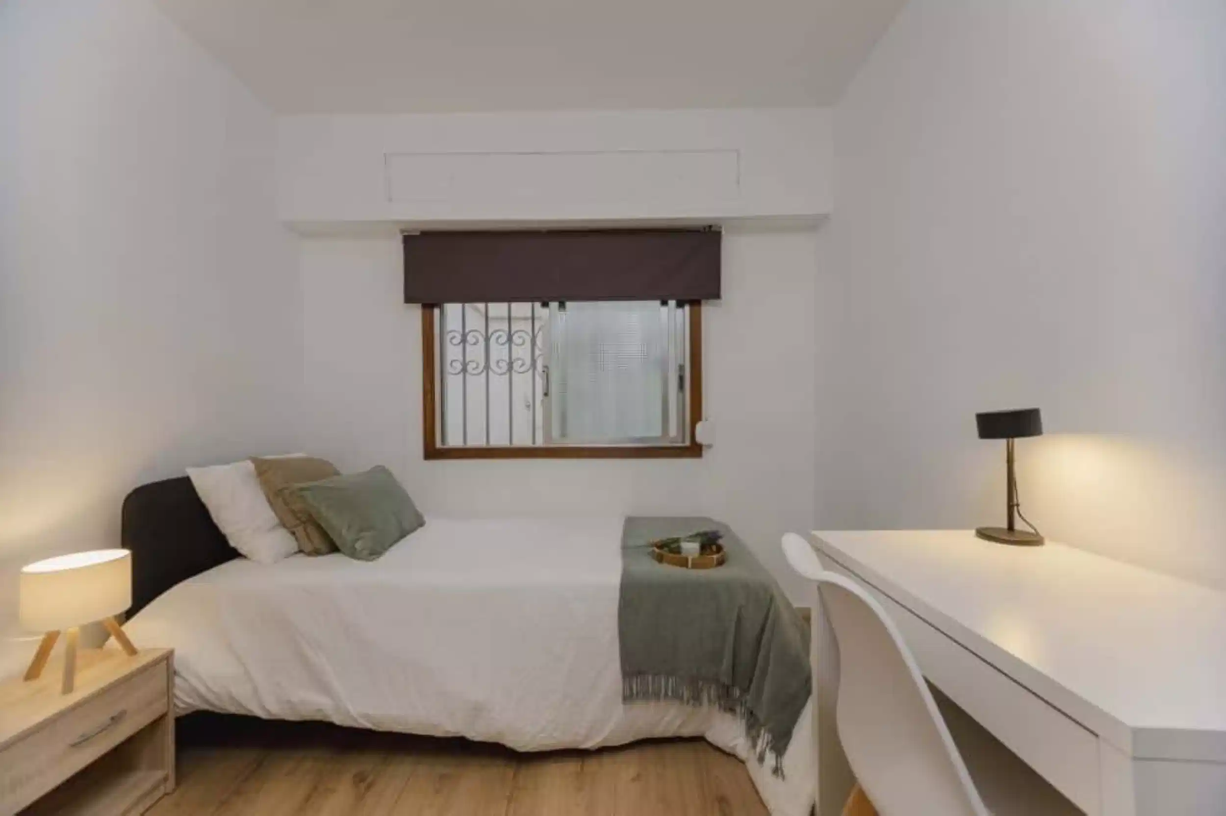 Exterior?w=400&h=260&fit=crop&q=40&auto=format&trim=auto