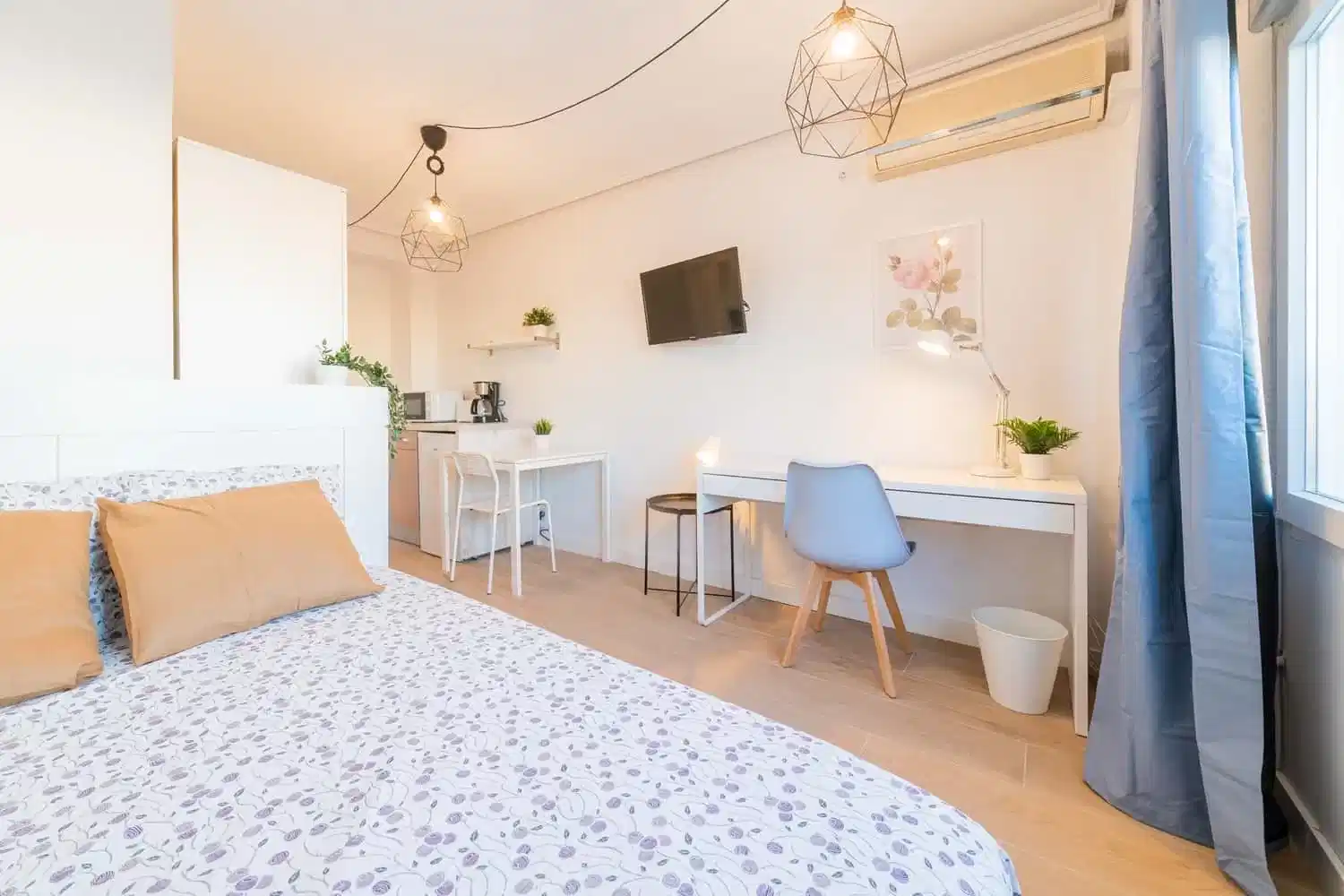 Exterior?w=400&h=260&fit=crop&q=40&auto=format&trim=auto