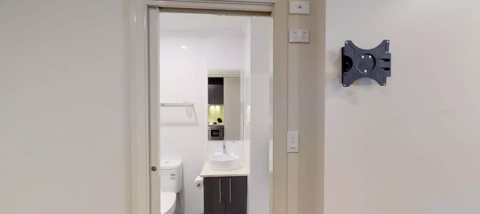 Exterior?w=400&h=260&fit=crop&q=40&auto=format&trim=auto