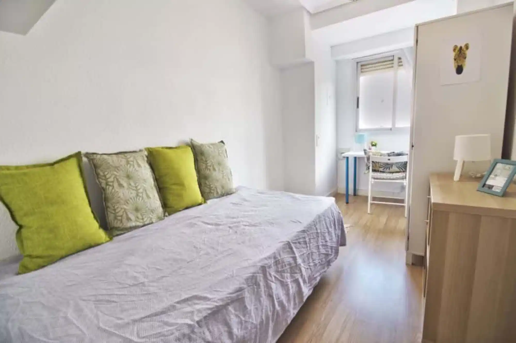 Room in 5 Bedroom 2 Bathroom (Carrer D'oltà) - Bedroom?w=400&h=260&fit=crop&q=40&auto=format&trim=auto