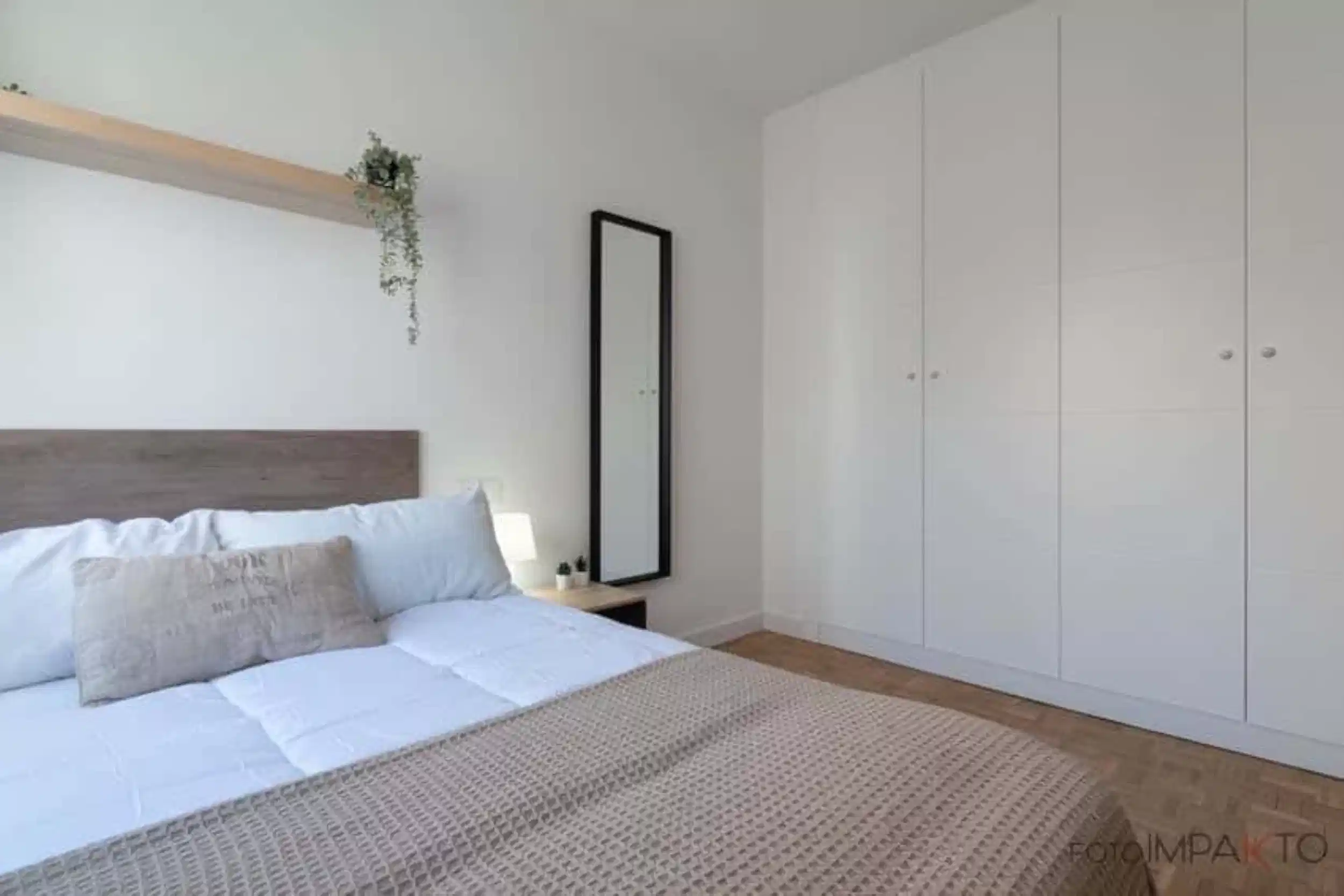 Exterior?w=400&h=260&fit=crop&q=40&auto=format&trim=auto