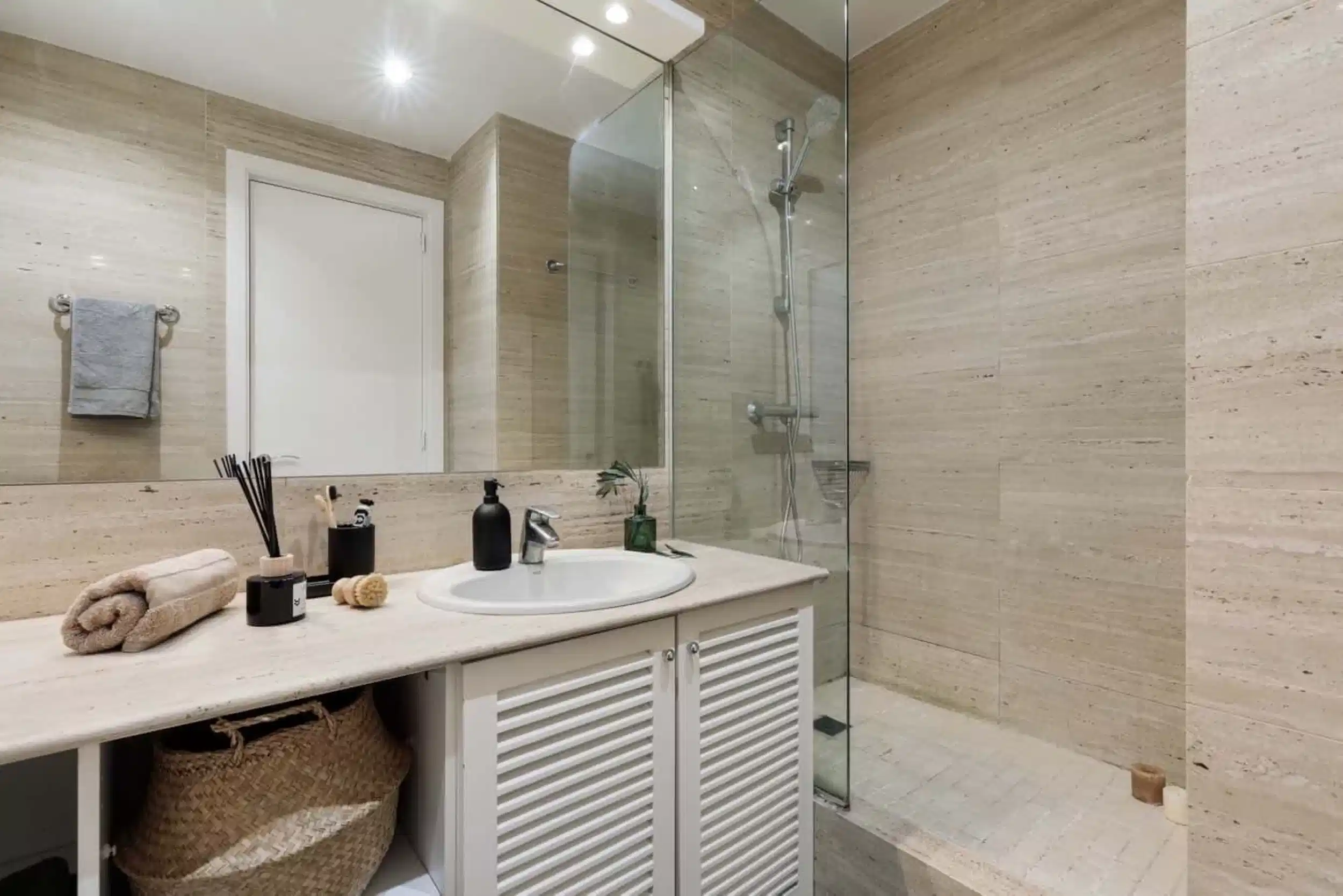 Exterior?w=400&h=260&fit=crop&q=40&auto=format&trim=auto