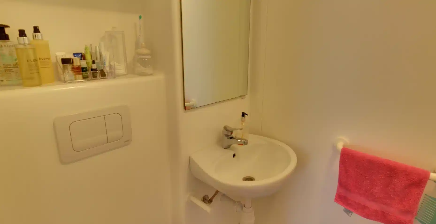 Exterior?w=400&h=260&fit=crop&q=40&auto=format&trim=auto