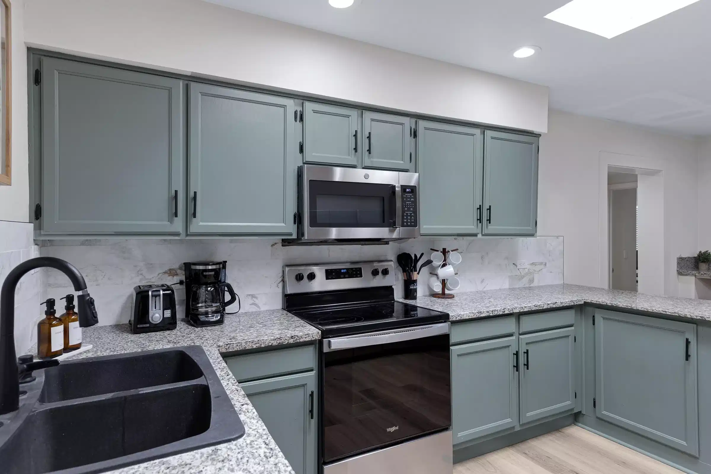 Amenities?w=400&h=260&fit=crop&q=40&auto=format&trim=auto