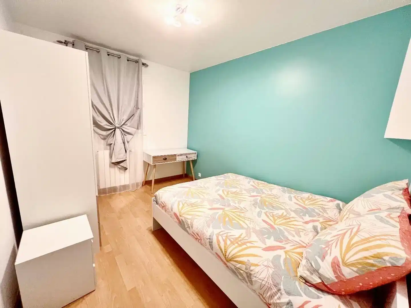 Room 7 - Bedroom?w=400&h=260&fit=crop&q=40&auto=format&trim=auto