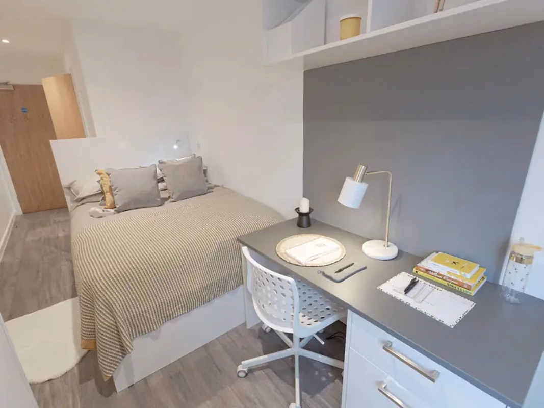 Exterior?w=400&h=260&fit=crop&q=40&auto=format&trim=auto