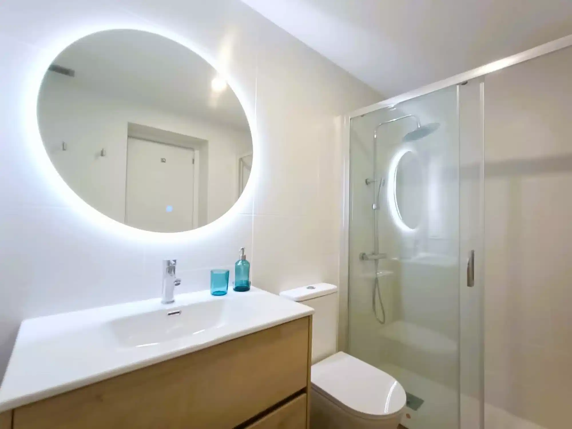 Exterior?w=400&h=260&fit=crop&q=40&auto=format&trim=auto