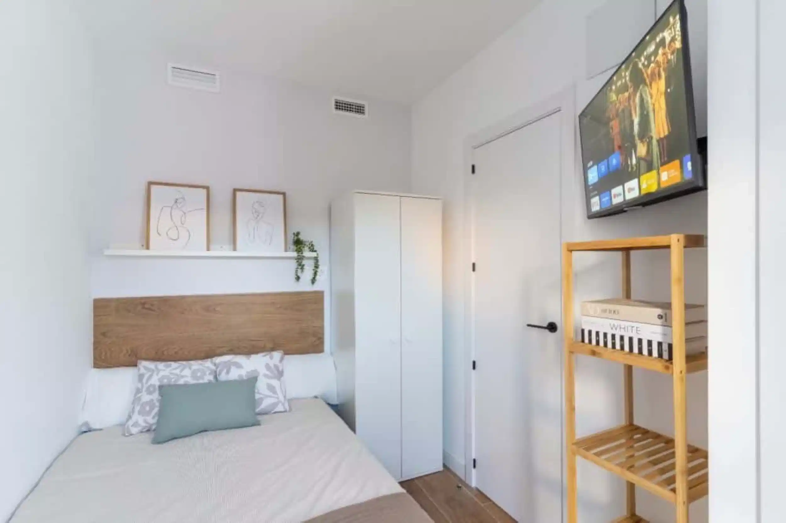 Exterior?w=400&h=260&fit=crop&q=40&auto=format&trim=auto