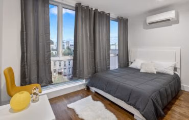 Bedroom?w=400&h=260&fit=crop&q=40&auto=format&trim=auto