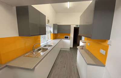 Exterior?w=400&h=260&fit=crop&q=40&auto=format&trim=auto