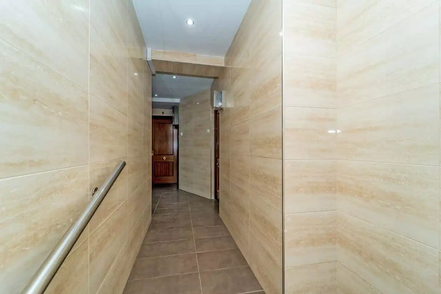 Exterior?w=400&h=260&fit=crop&q=40&auto=format&trim=auto