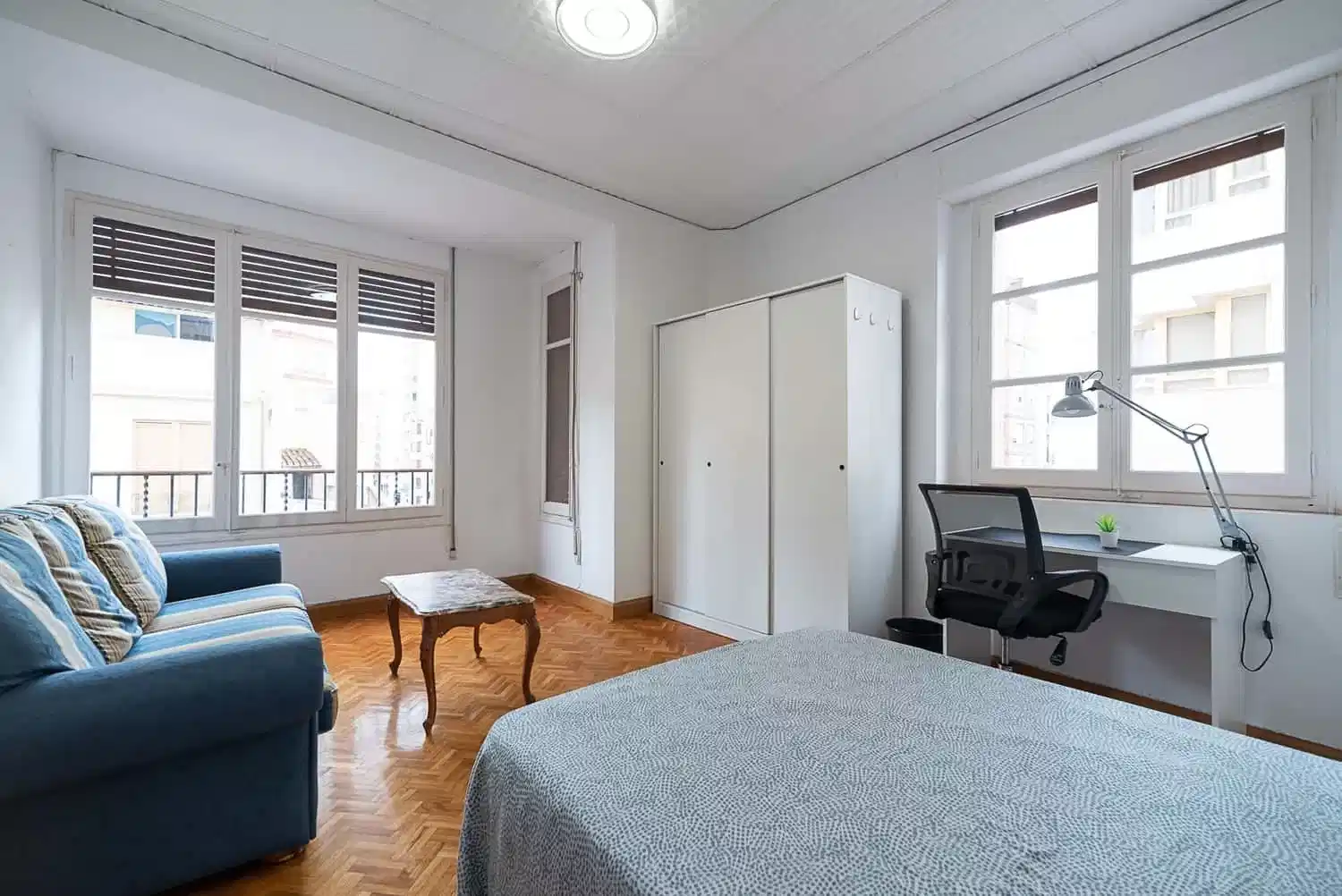 Exterior?w=400&h=260&fit=crop&q=40&auto=format&trim=auto