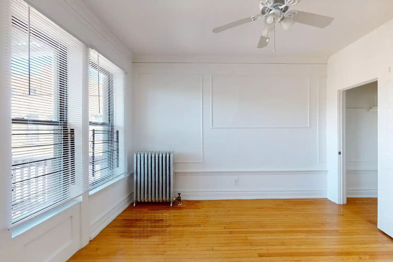 5300-5308 S. Greenwood Avenue, Chicago - Chicago, Illinois, United States - Room