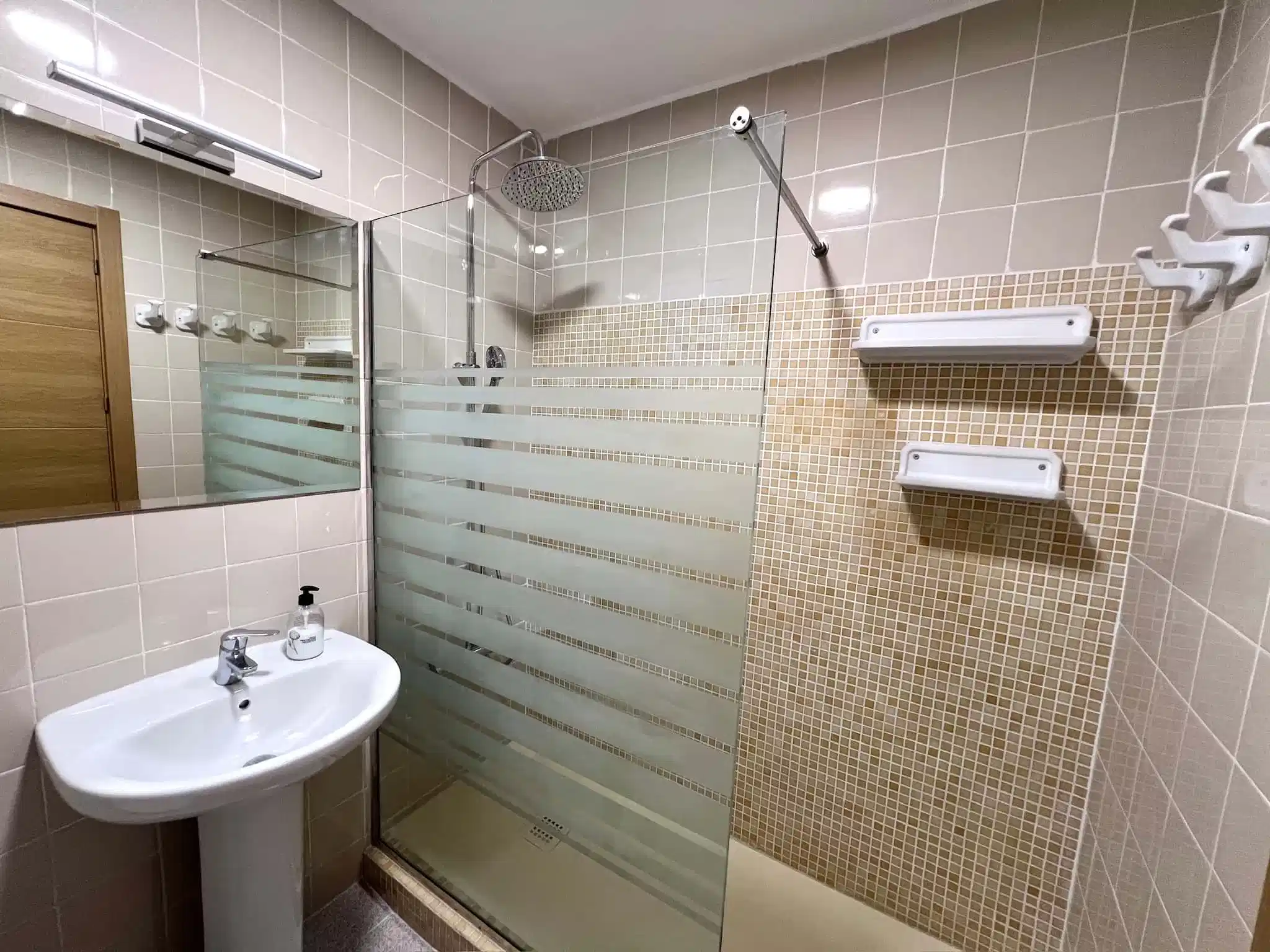 Exterior?w=400&h=260&fit=crop&q=40&auto=format&trim=auto