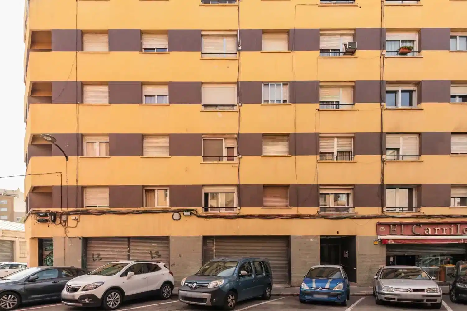 Exterior?w=400&h=260&fit=crop&q=40&auto=format&trim=auto