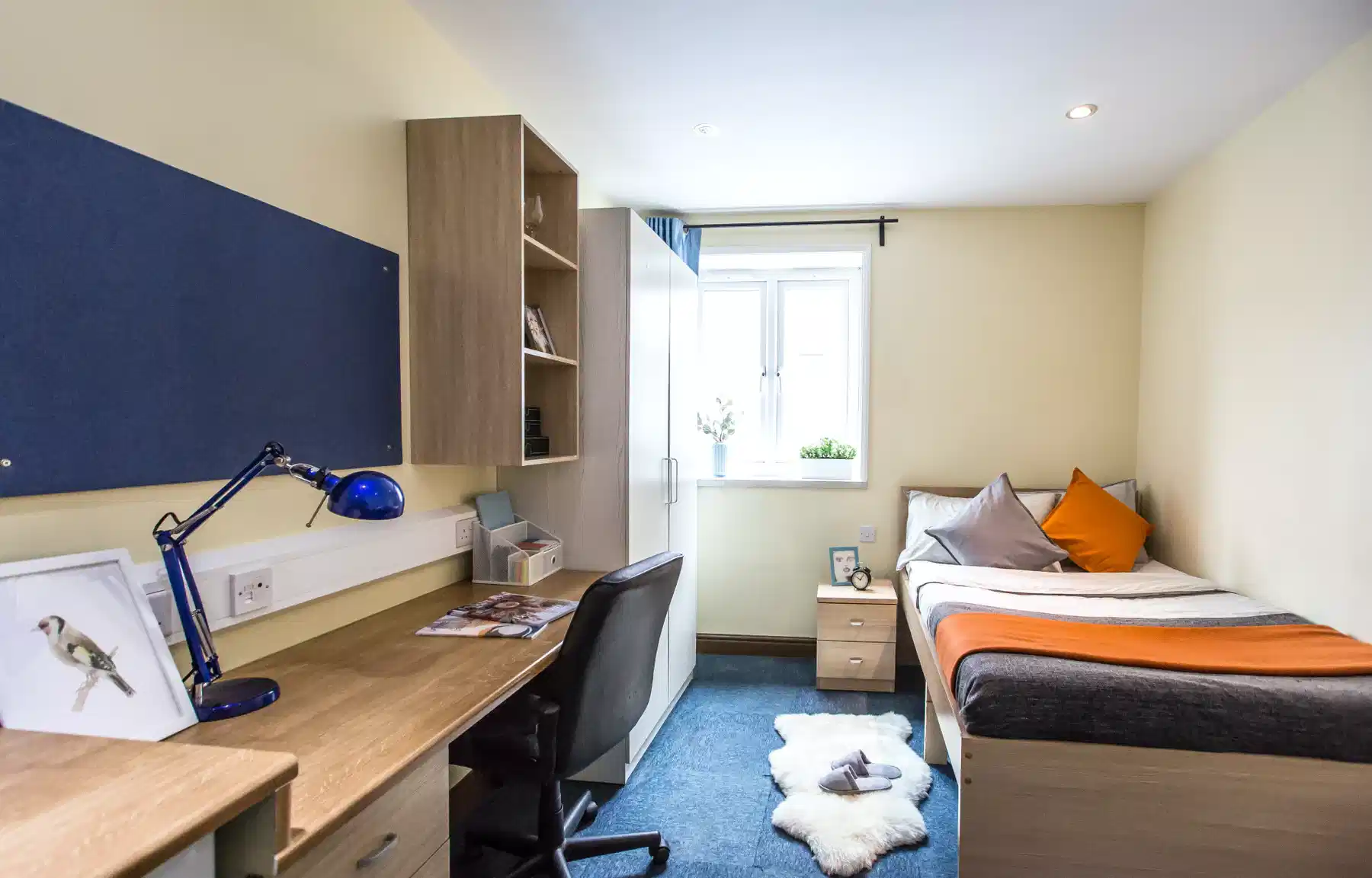 Bedroom?w=400&h=260&fit=crop&q=40&auto=format&trim=auto